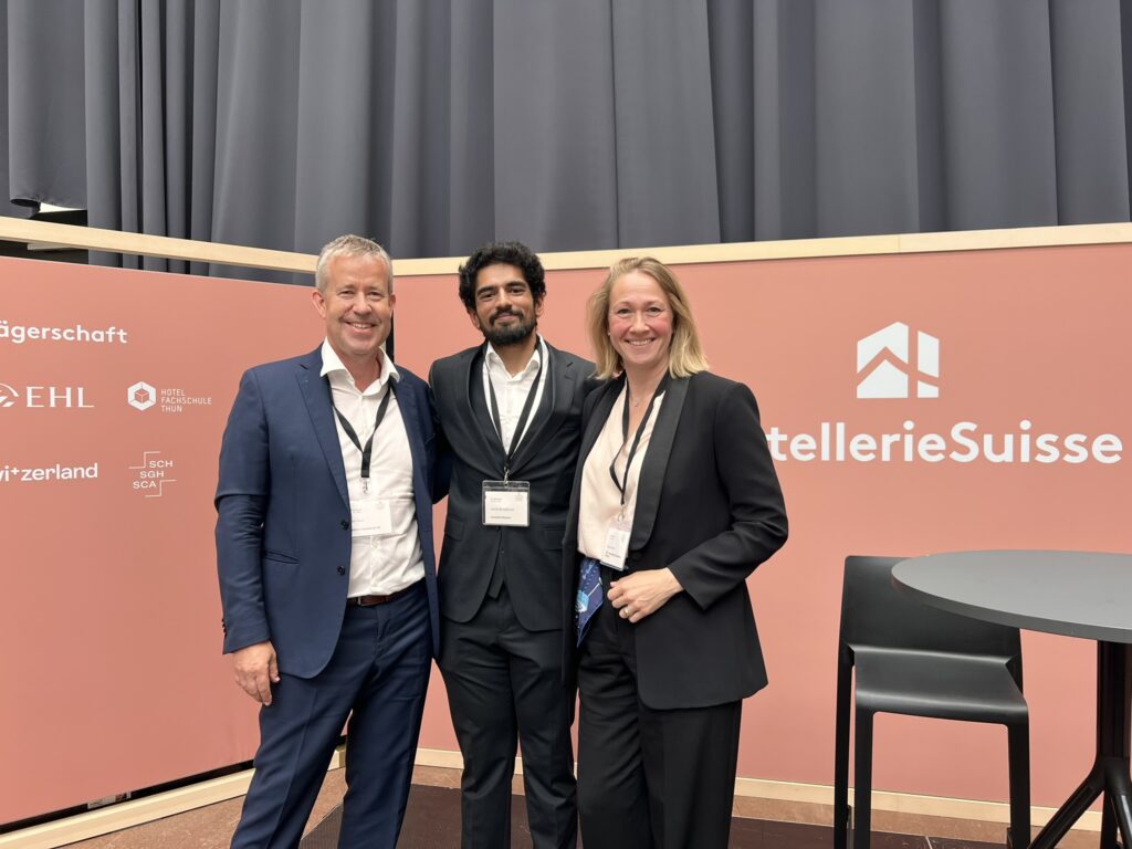 Balz Zürrer, AI Experte der Online Group, zusammen mit den weiteren Experten Dr. Nicole Hinrichs und Karthik Muralidharan