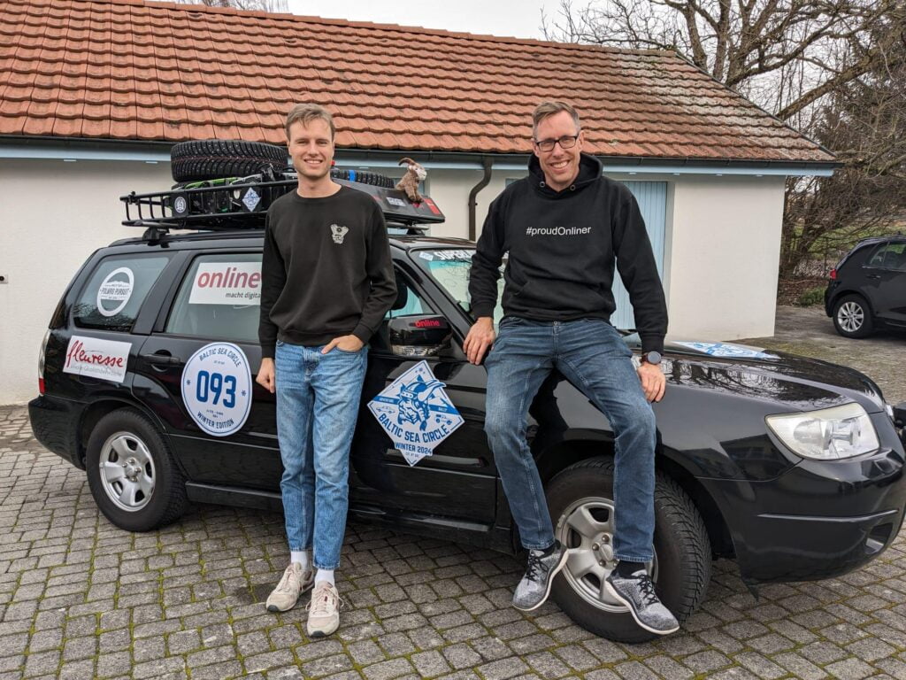 Michi Kammerer und sein Sohn vor Ihrem Fahrzeug, einem alten, umgerüsteten Subaru Forester