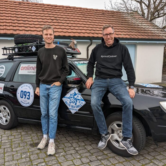 Michi Kammerer und sein Sohn vor Ihrem Fahrzeug, einem alten, umgerüsteten Subaru Forester