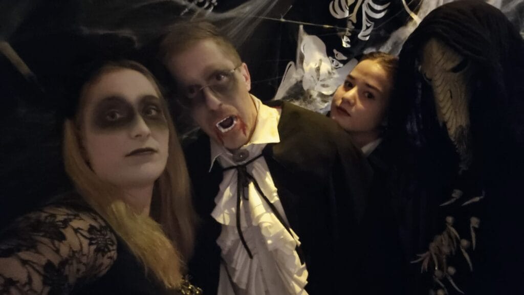 Die Online Group feierte Weihnachten unter dem Motto "Spooky Christmas".
